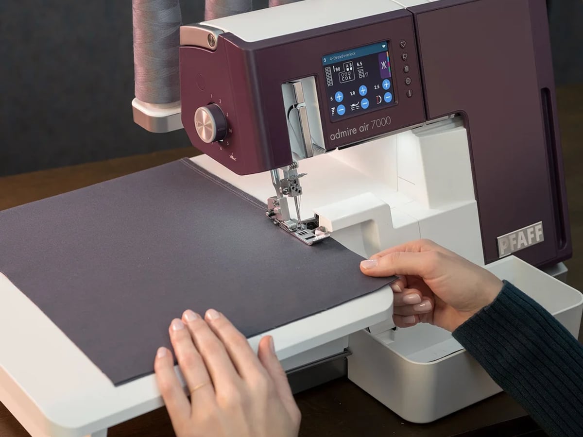 PFAFF admire air 7000 mit Anschiebetisch